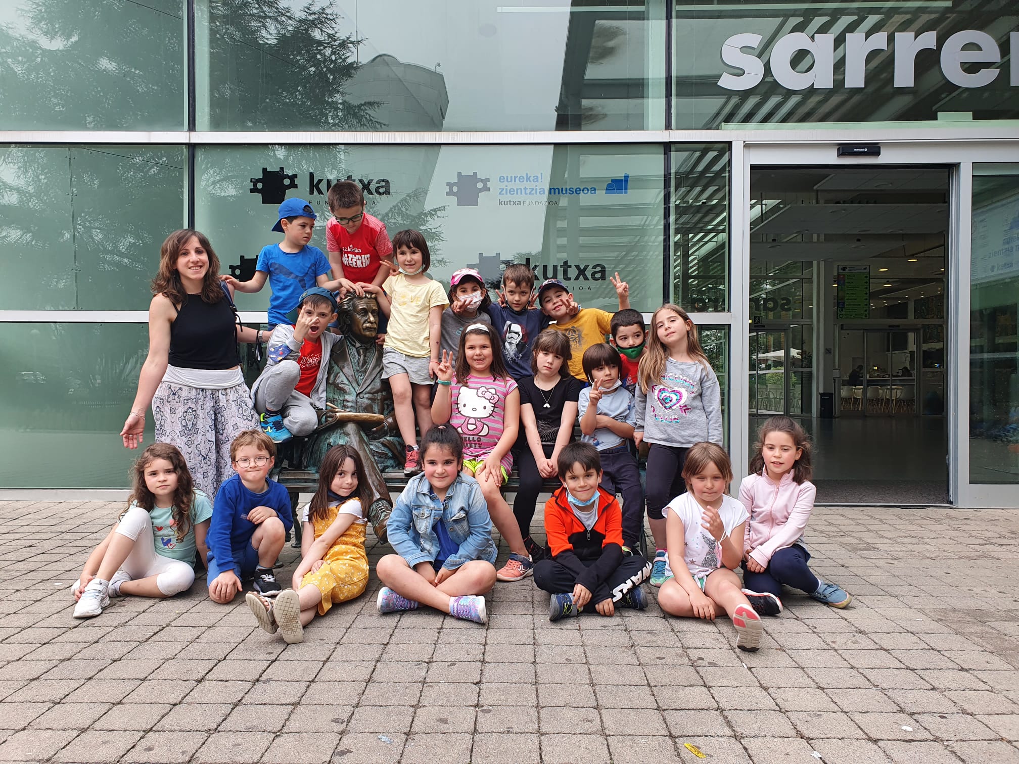 El miércoles estuvimos con los alumnos de 1º en el museo de ciencias Eureka de Donostia. ¡Conocimos a Albert Einstein y fue una magnífica oportunidad de ver la ciencia de cerca!